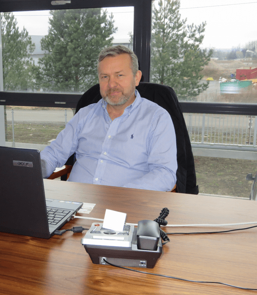 mężczyzna przy laptopie 2